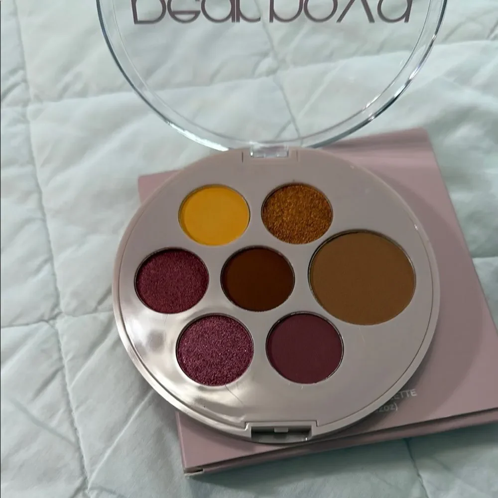 Pear Nova Eyeshadow Palette with Voile Dito lasting makeup fix mist